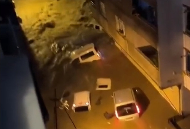 Başakşehir'i sel vurdu! Araçlar sürüklendi, insanlar mahsur kaldı! - Resim: 0