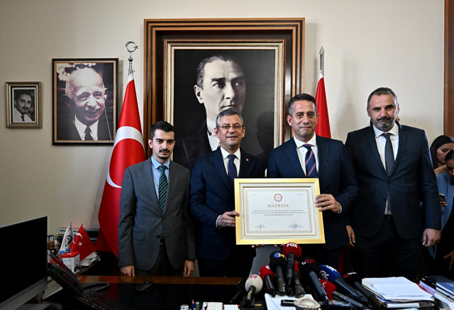 CHP'de Özgür Özel dönemi! Mazbatasını aldı ilk sözleri bunlar oldu - Resim: 0