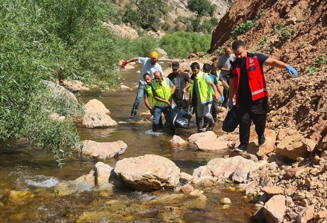 Siirt'te dere yatağına devrilen otomobilin sürücüsü öldü - Resim: 1