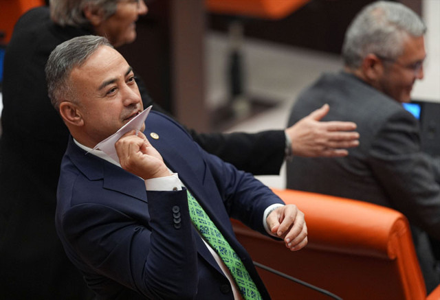 CHP'li vekil TBMM Genel Kurulu'nda kağıttan uçak uçurdu - Resim: 0