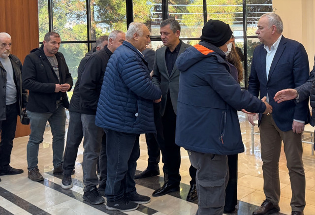 CHP Genel Başkanı Özel, Manisa'da Durbay ailesinin taziye kabulüne katıldı - Resim: 1