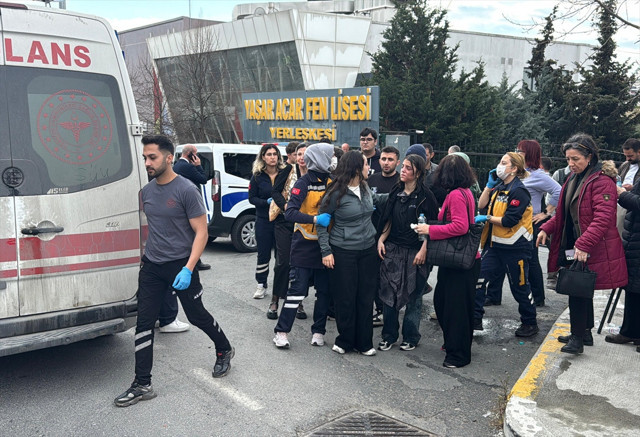 Beylikd&uuml;z&uuml;'nde lisede deney yapan &ouml;ğrenciler dehşeti yaşadı! Patlamada 4 &ouml;ğrenci yaralandı - Resim: 1