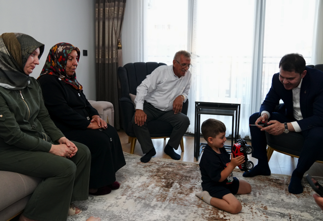 Bakan Kurum’dan depremzede Yusuf ve dedesine ziyaret: “İyi ki dedesi var iyi ki devleti var…” - Resim: 1