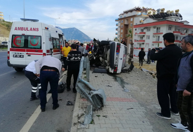 Antalya'da hurdaya dönen otomobilde baba öldü oğlu yaralandı - Resim: 0