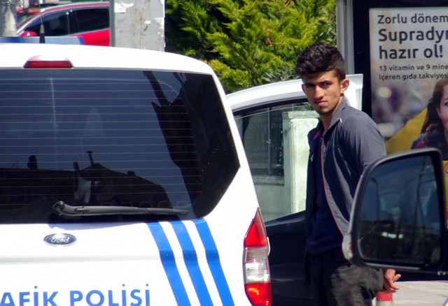 Avcılar'da yasak olmasına rağmen atık toplayan genç cezadan nasibini aldı - Resim: 0