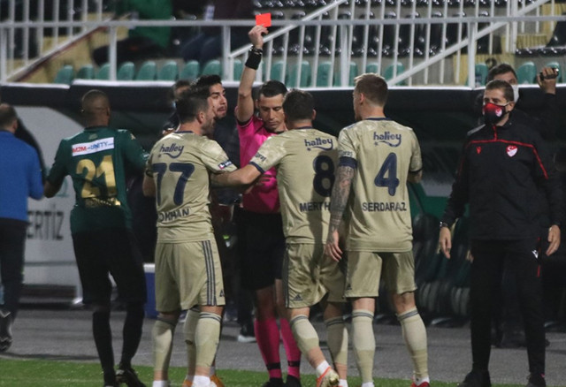 Bomba iddia: Hakemler Fenerbahçe'nin kafasını kopartmaya çalışıyor - Resim: 1