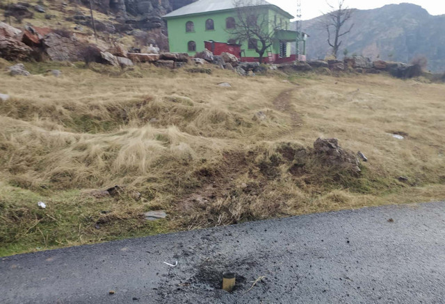 Teröristlerin attığı roketler Hakkari Çukurca'daki köye düştü - Resim: 0