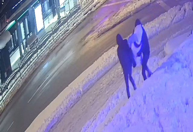 İzmit'te şaşkına çeviren görüntü iki erkek kardan kadını kucaklayıp... - Resim: 0