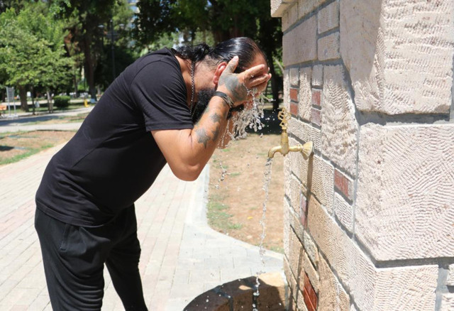 Adana cehennem gibi yanıyor! Sıcaktan fenalaşıp gölgede uyudu öldü sandılar - Resim: 2