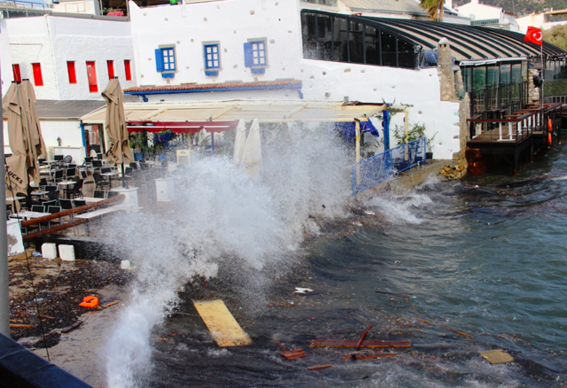 Bodrum'da fırtına çıktı denizin rengi karardı - Resim: 0