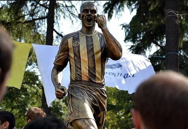 "Alex de Souza'nın heykeli yıkılsın" dedi taraftarlar çılgına döndü! Tweet krizi büyüyor... - Resim: 1