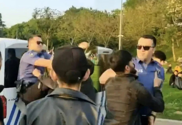 Kadıköy'de polise yumruklu saldırı! Silahını çıkarıp ateşledi, 4 kişi gözaltına alındı! - Resim: 0