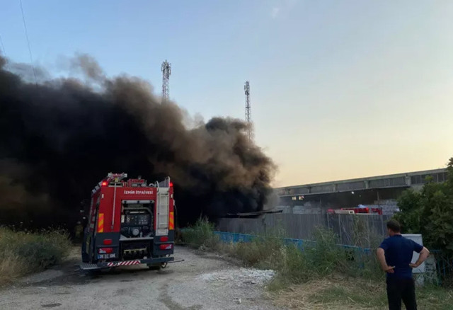 İzmir'de korkutan fabrika yangını! Çok sayıda itfaiye ekibi sevk edildi - Resim: 0
