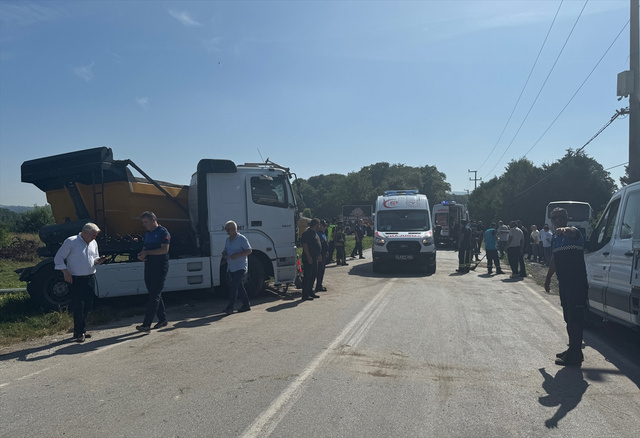 Kocaeli'de tır ile servis minibüsü çarpıştı - Resim: 0