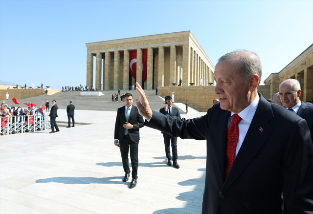 Cumhurbaşkanı Erdoğan başkanlığındaki devlet erkanı Anıtkabir'i ziyaret etti - Resim: 3