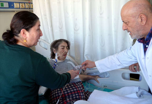 90 yaşındaki hastanın karnından yaklaşık 11 kilogramlık tümör çıkarıldı - Resim: 0