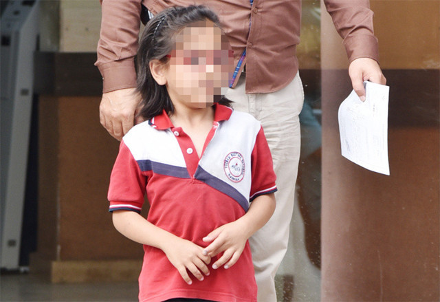 Anneden arkadaşlarının kalemini alan kızına inanılmaz ceza - Resim: 0