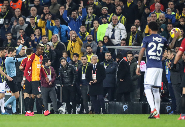 Fenerbahçe Galatasaray derbisinde kartlar havada uçuştu - Resim: 0