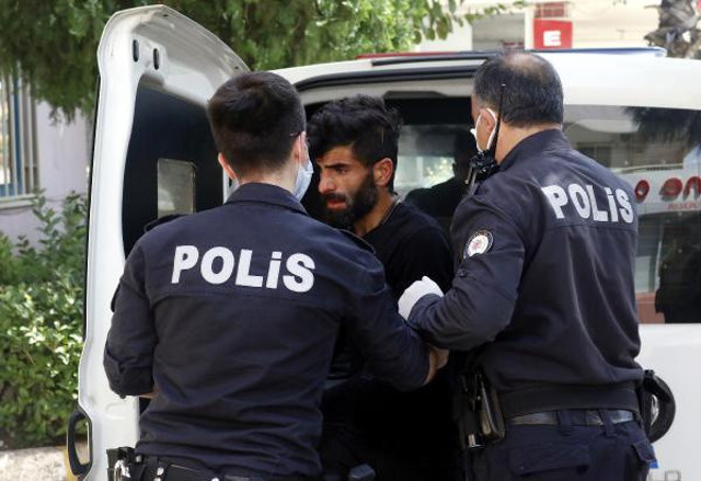 Boşanmak üzere olduğu kocası boğazına bıçak dayadı! Polis son anda kurtardı - Resim: 1