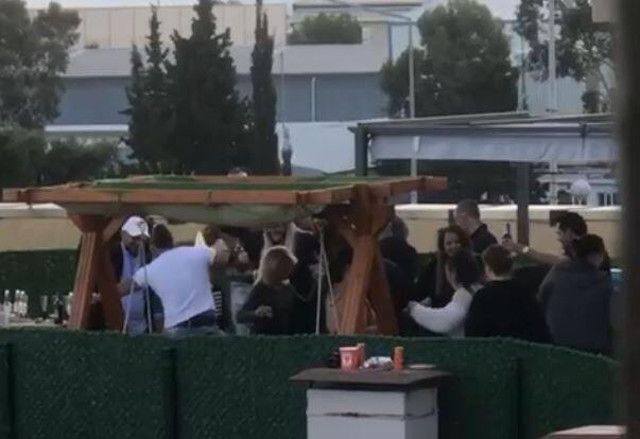 Antalya'da koronavirüs yasaklarına rağmen teras partisi - Resim: 0