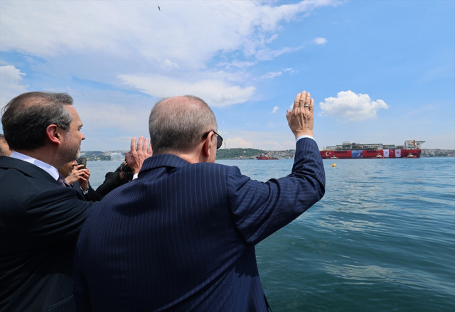 Türkiye'nin ilk Yüzer Üretim Tesisi Osman Gazi Gemisi, İstanbul Boğazı'ndan geçiyor - Resim: 0