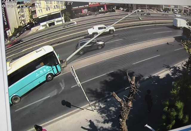 Avcılar'da özel halk otobüsü kaldırıma çıktı; Çok sayıda yaralı var - Resim: 0