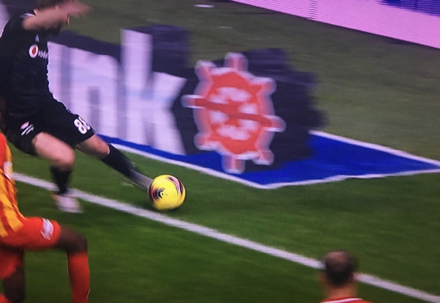 Rıdvan Dilmen'i isyan ettiren pozisyon: İnsanların aklıyla alay edilmesin - Resim: 0