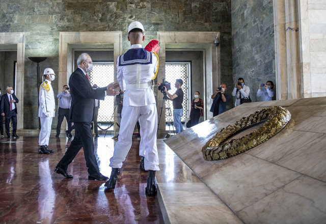 CHP lideri Kemal Kılıçdaroğlu kurultay sonrası Anıtkabir'e gitti - Resim: 2