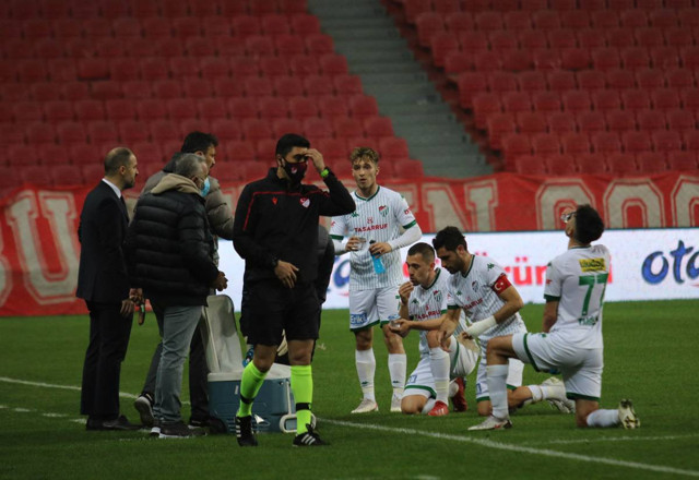 Samsunspor ve Bursasporlu futbolcular saha kenarında oruçlarını açtı - Resim: 0