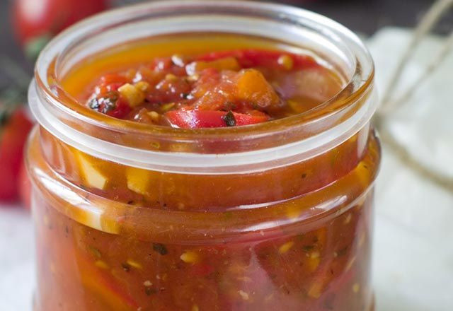 Sabah kalvaltıda bile yeniliyor! Biberli domates turşusu eltinizi kıskandıracak - Resim: 2