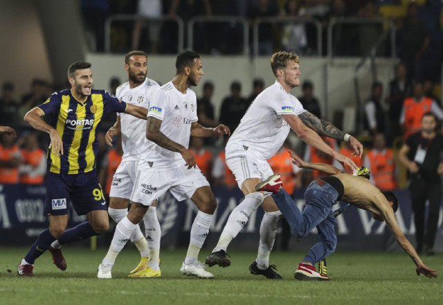 Başkent'te skandal! Ankaragücü taraftarı Beşiktaşlı futbolculara uçan tekme attı! - Resim: 2