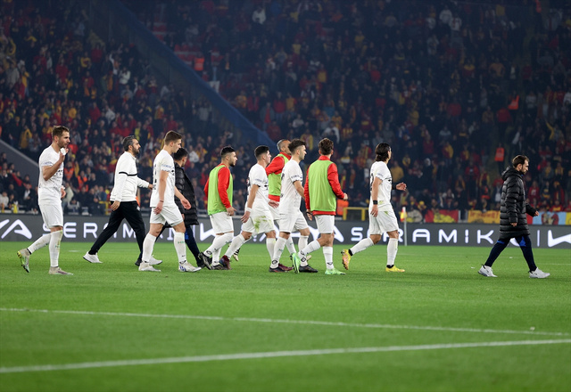 Göztepe Altay maçı korkunç bitti kaleci dövüldü fişek ateşlendi sokaklara taşan kavgalar çıktı - Resim: 3