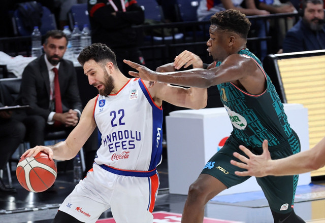 İki kez uzatmaya gitti: Nefes kesen maçta Pınar Karşıyaka, Anadolu Efes'i devirdi! - Resim: 1