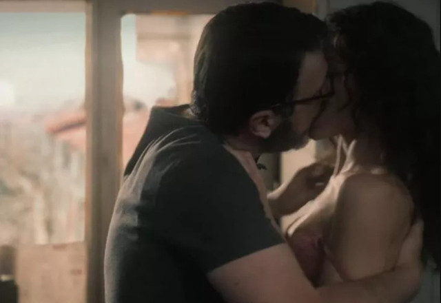 Öpüşme sahnesi olay oldu! Sıcak Kafa sosyal medyaya damga vurdu: "Abartmadan da oluyormuş" - Resim: 0