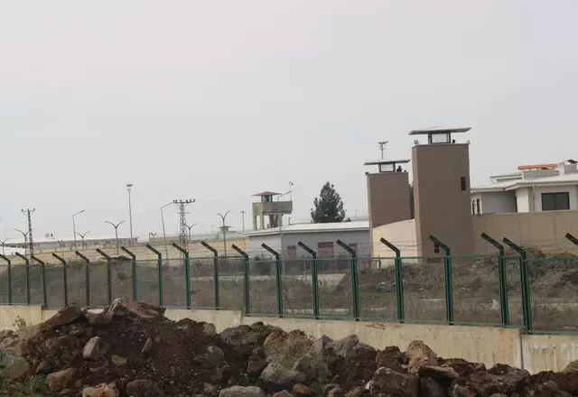Diyarbakır’da D Tipi kapalı cezaevi boşaltıldı! Yüzlerce tutuklu sevk edildi - Resim: 0