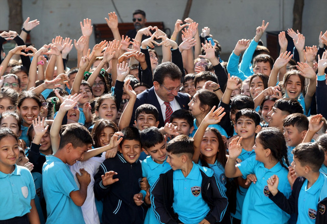 Kırtasiye seti dağıtım törenine katılan İmamoğlu ile minik öğrenci arasında gülümseten diyalog - Resim: 1
