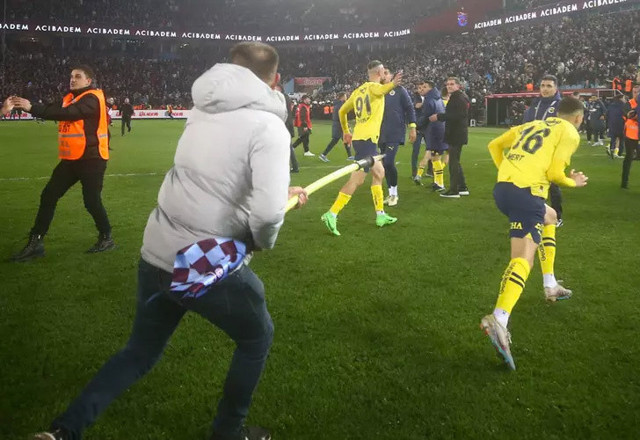 Trabzonspor taraftarı, Mert Müldür'e korner direğiyle saldırdı - Resim: 0