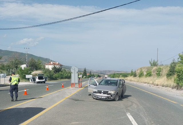 Elazığ'da iki otomobilin çarpıştığı kazada 1 kişi öldü, 6 kişi yaralandı - Resim: 0