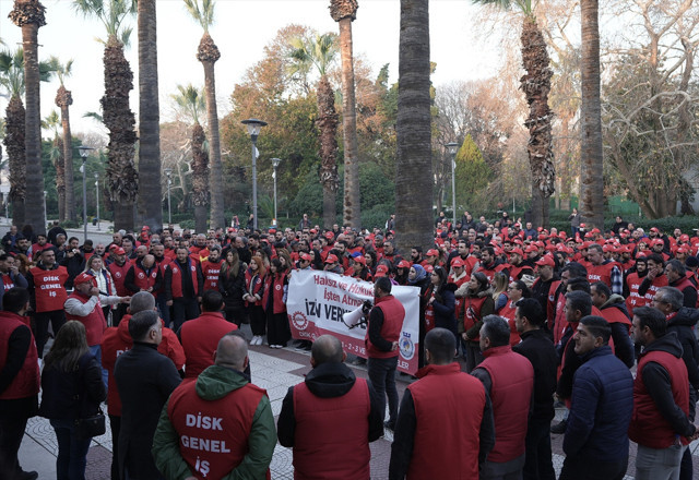 İzmir Büyükşehir Belediyesi'nde ücretsiz izne çıkarılan 158 işçi için başlatılan eylem sürüyor - Resim: 0