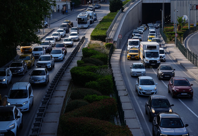 İzmir Büyükşehir Belediyesi'nde 23 bin işçi greve çıktı! Pankartı belediye binasına astılar - Resim: 5