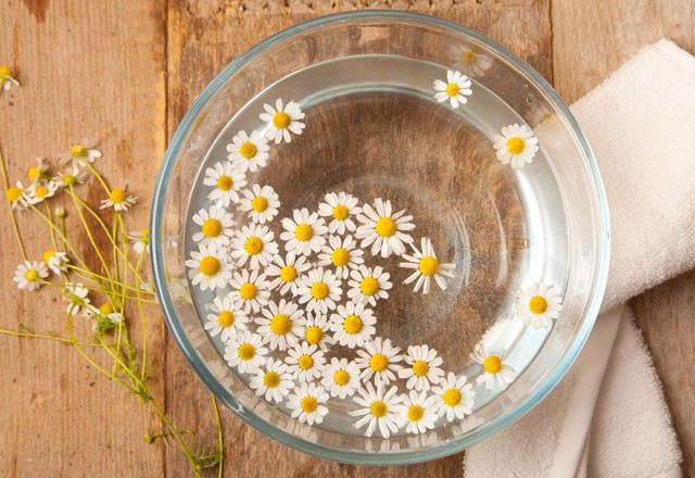 Saçlarınızın rengini papatya suyu ile açın - Resim: 1