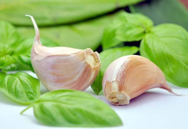 Domatesi alın sürebildiğiniz kadar bacaklarınıza sürün bakın neler olacak - Resim: 4