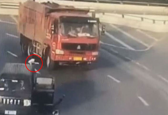 Yola savrulan bebeği kamyonun altından çıkardılar! Facia son anda önlendi - Resim: 3