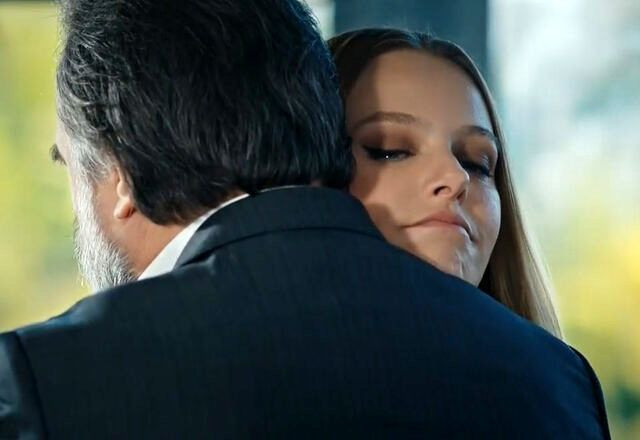 Duygusal anlar yaşandı EDHO'da şaşırtan ayrılık ünlü oyuncu diziye veda etti - Resim: 1