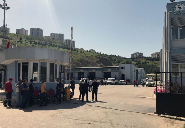 İzmir Çiğli'de arkadaşları çıkarılınca 700 kişi iş bıraktı Görülmemiş protesto - Resim: 0