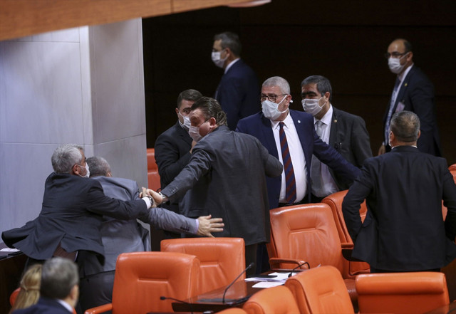 TBMM'de sosyal mesafe kalmadı vekiller kavga etti - Resim: 1