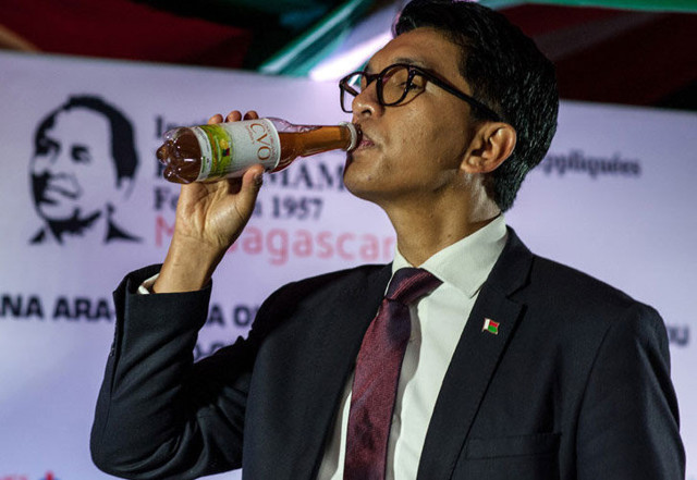 Koronavirüs ilacı canlı yayında tanıtıldı! Cumhurbaşkanı herkesin karşısında içti - Resim: 0