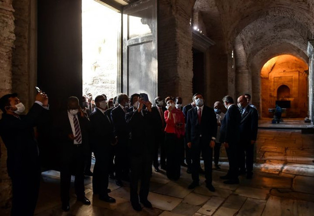 İbrahim  Kalın, büyükelçilerle Ayasofya-i Kebir Camii'ni ziyaret etti - Resim: 0