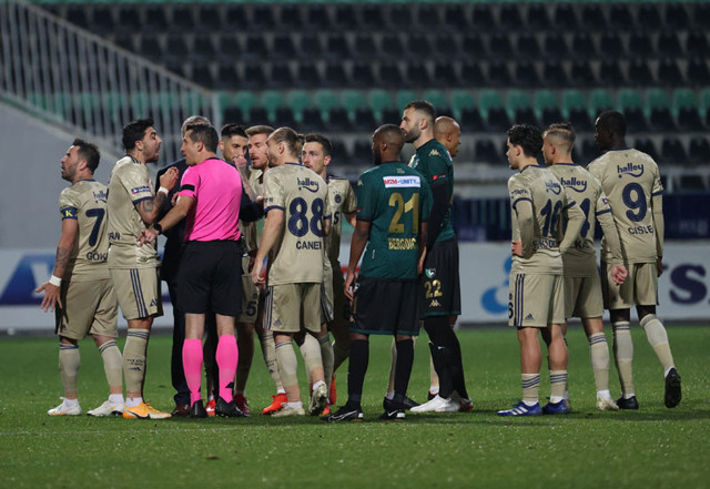 Bomba iddia: Hakemler Fenerbahçe'nin kafasını kopartmaya çalışıyor - Resim: 2