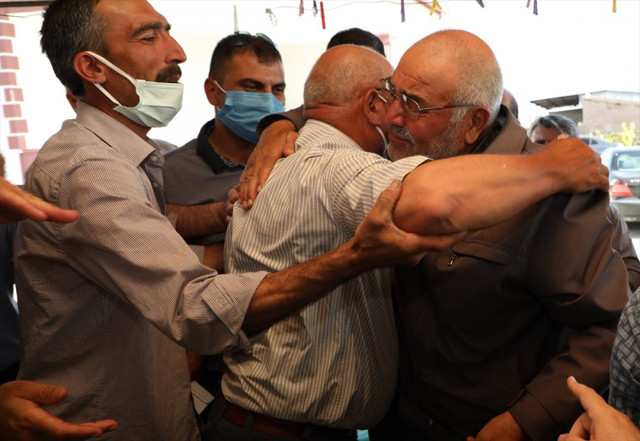 Aksaray Valisi 30 yıldır küs olan iki kardeşi barıştırdı hüngür hüngür ağladı - Resim: 1